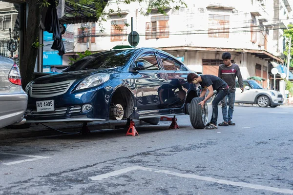 Bangkok Thajsko Září 2017 Neidentifikovaný Automechanik Nebo Údržbář Demontuje Kontroluje — Stock fotografie