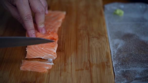 Азиатский Шеф Повар Нарезает Лосося Ножом Кабаке Японской Кухни Деликатес — стоковое видео