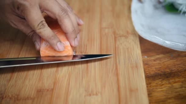 Asiatischer Koch Schneidet Lachs Mit Messer Auf Brett Für Japanische — Stockvideo