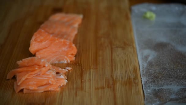 Error Asiático Chef Mover Salmón Caída Cuchillo Para Comida Japonesa — Vídeo de stock