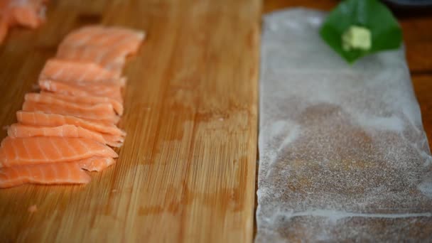 Chef Asiático Rebanada Salmón Por Cuchillo Boad Para Comida Japonesa — Vídeo de stock