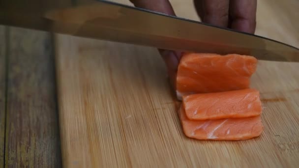 Chef Asiático Rebanada Salmón Por Cuchillo Boad Para Comida Japonesa — Vídeo de stock