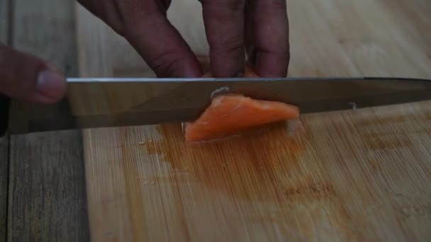 亚洲厨师用刀切鲑鱼刨花板日本美食美味的鱼 包括非常新鲜的生鱼片鲑鱼 切成薄片 配萝卜切片在日本餐厅 — 图库视频影像