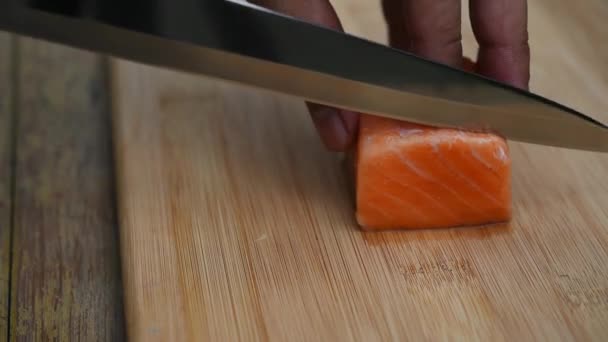 日本食レストランでスライスした大根であり薄片にスライスした非常に新鮮な生のサーモン ピンクの魚の刺身サーモンで構成される日本料理の繊細さのボード上にナイフでアジア シェフ スライス サーモン — ストック動画