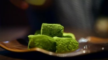 Eğrelti otu nişasta yapılan ve kaplı veya Tay street food market veya tatlı Restoran satışa kinako (tatlı kızarmış soya unu) daldırma jöle benzeri konfeksiyon Waribi mochi (Warabimochi) olduğunu