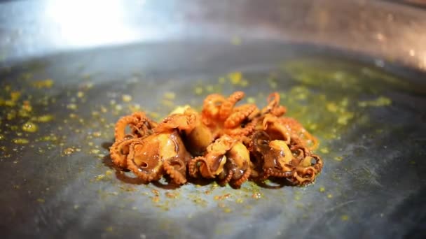 Inktvis Kleine Octopus Gegrilde Sojasaus Koop Bij Thai Straat Voedselmarkt — Stockvideo