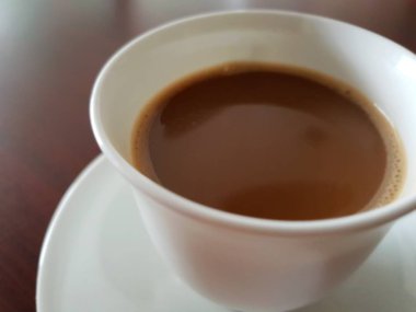 Kahve içecek beyaz kahve fincan çay kahve dükkanı kafe ya da Restoran müşterilerine hizmet için ahşap tablo