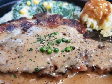 Eti biftek (sığır eti veya domuz eti biftek) ile Tay street gıda pazarında Satılık beyaz tabak patates püresi ya da Restoran Bangkok Tayland