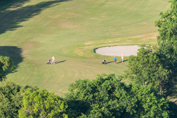 草緑の草原 パッティング グリーン バンカー 自然の森とゴルファーのためのゴルフ場の空撮の風景します — ストック写真