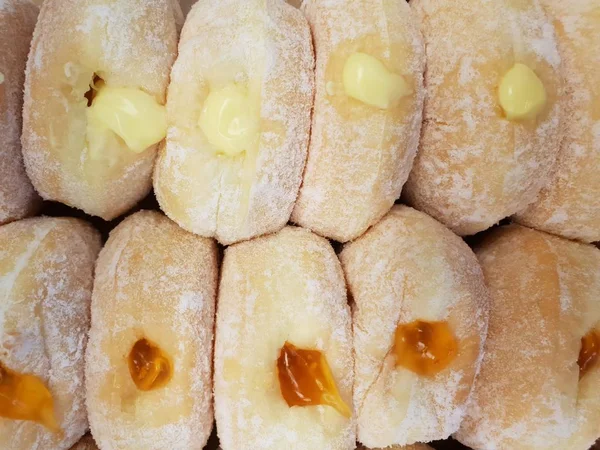 Çörek ve Tay sokak gıda pazarı dükkanında şekerli tatlı çörek ve tatlı tatlı gıda şeker kaplı