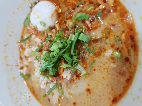 Würzige Tom Yum Nudel Mit Schweinefleisch Zum Verkauf Auf Dem — Stockfoto