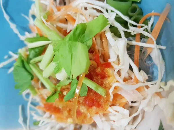 Mie Tom Yum Pedas Dengan Daging Babi Yang Dijual Pasar — Stok Foto