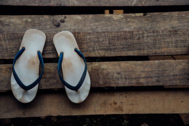 Vintage sandal veya kayış veya flip-flop Ayakkabı ahşap merdiven veya zemin üzerinde mavi renktir