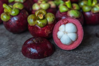 Ahşap bir masada mangosteen Tayland 'da bir meyve kraliçesidir ve Asya meyveleri Tayland sokak yemekleri ve meyve pazarından alınabilir.