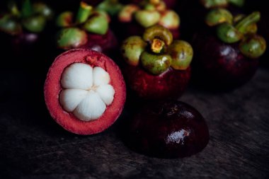 Ahşap bir masada mangosteen Tayland 'da bir meyve kraliçesidir ve Asya meyveleri Tayland sokak yemekleri ve meyve pazarından alınabilir.