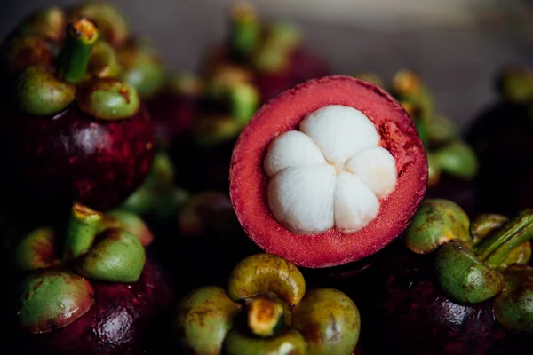 Ahşap bir masada mangosteen Tayland 'da bir meyve kraliçesidir ve Asya meyveleri Tayland sokak yemekleri ve meyve pazarından alınabilir.