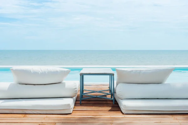 White Beach Bed Outdoor Swimming Pool Seaside Turquoise Sea Ocean — Stock Photo, Image