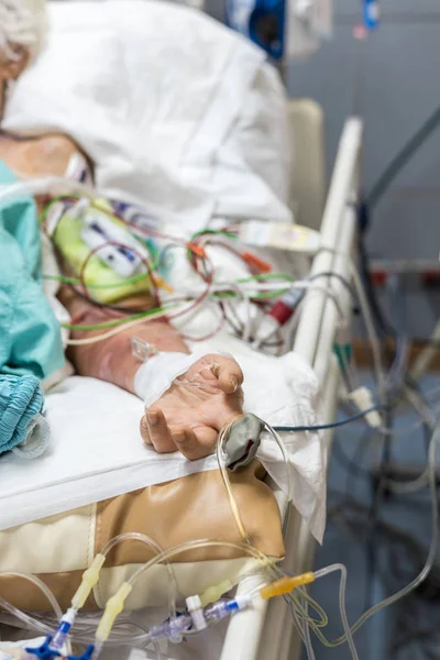 Ölçme kalp atışı ve kan basıncı Hastanesi yoğun bakım ünitesi (yoğun bakımda.) odadaki hasta yatağı bir hasta yaşlı parmağına için hasta Asyalı yaşlı kadınlar 80s darbe ile ölçmek