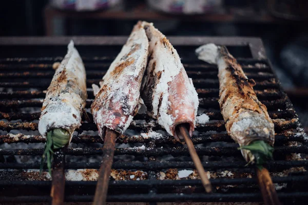 泰国街头食品市场或餐厅出售木炭炉的盐皮烤蛇头鱼烧烤 — 图库照片