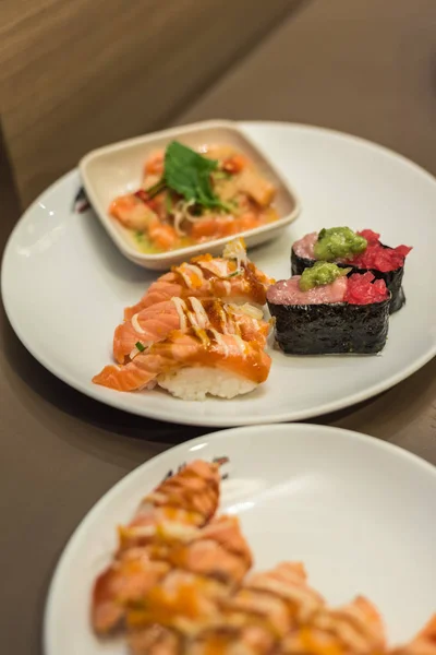 Japoński Żywności Zestaw Różnych Rodzajów Sushi Sałatką Wodorostów Imbir Jest — Zdjęcie stockowe