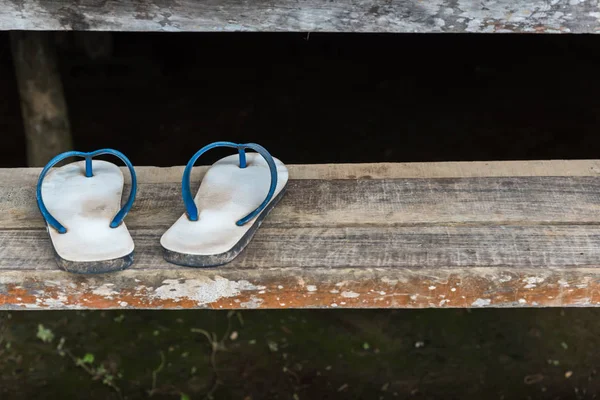 Sandália Vintage Tangas Flip Flop Cor Azul Calçado Escada Madeira — Fotografia de Stock