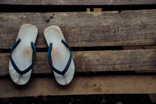 Sandália Vintage Tangas Flip Flop Cor Azul Calçado Escada Madeira — Fotografia de Stock