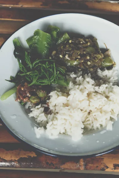 Nasi Atas Dengan Saus Cabai Atau Pasta Cabai Dan Sayuran — Stok Foto