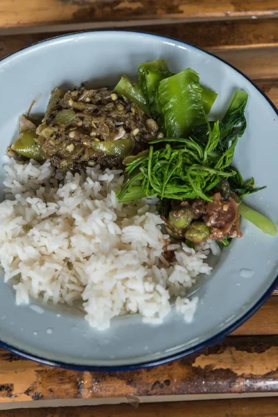 Reis Der Spitze Mit Chilisoße Oder Chilipaste Und Traditionellem Gemüse — Stockfoto