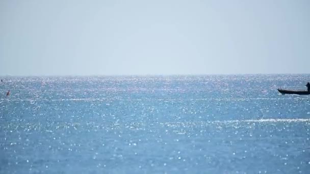 Barco Pesca Está Fora Pesca Mar Azul Oceano Para Indústria — Vídeo de Stock