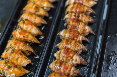 Japon suşi yosun salatası ve gari (zencefil) ile küme farklı türde hizmet kurulu Japon restoranında sağ üst, sağlıklı gıda besindir