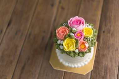 Kek krem genellikle pişmiş tatlı tatlı bir şeklidir. un, şeker, yumurta, tereyağı ya da yağ veya margarin, sıvı ve ahşap masa mayalanma ajanlar unsurlarıdır