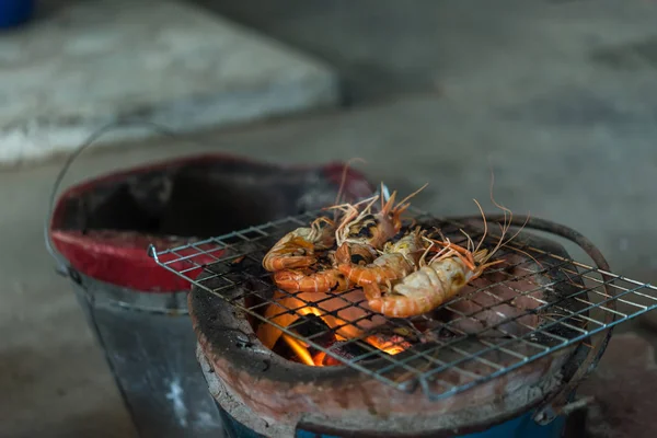 在泰国曼谷的泰国街头食品市场或餐馆 用木炭烤虾 巨型淡水虾 — 图库照片