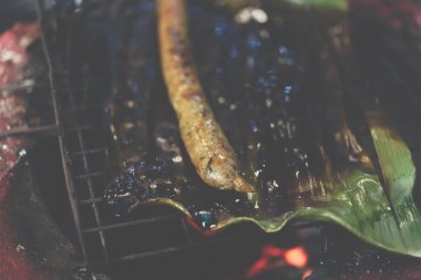 Kavrulmuş ya da ızgara Notrhern Tay baharatlı sucuk (Sai Aua) Tay sokak gıda pazarı veya restoran Tayland Satılık