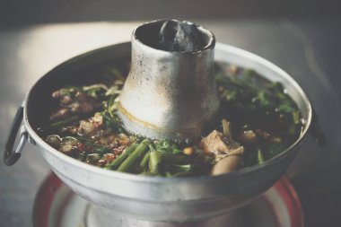 Kızarmış sığır eti güveç Tay street gıda pazarında Satılık sebze veya restoran Tayland ile et tendon çorba güveç (Ekaehla et) ile temizleyin