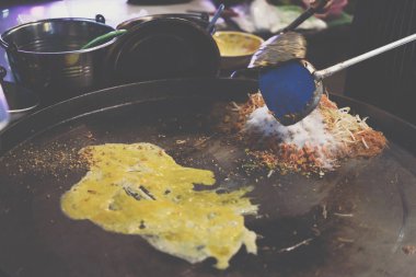 Kızarmış şehriye Tay tarzında (Pad Tay) Tay sokak gıda pazarı veya restoran Tayland Satılık