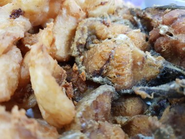 Kızarmış Balık zerdeçal ve sarımsak ile Bangkok Tayland Tayland sokak gıda markette bir besindir