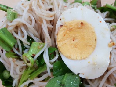 Pirinç şehriye şehriye baharatlı salata uskumru Tay sokak gıda pazarı veya restoran Tayland Satılık