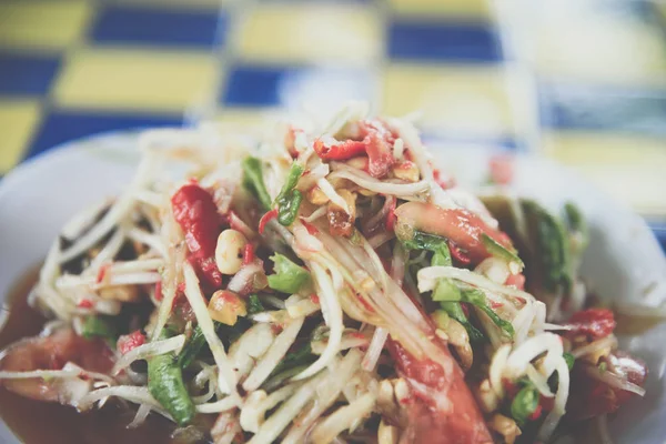 泰国街头食品市场或餐厅出售木瓜沙拉或木瓜薄 Som — 图库照片
