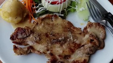 Yavaş hareket et Steak (sığır eti veya domuz eti biftek) ile Tay street gıda pazarında Satılık beyaz tabak patates püresi ya da Restoran Bangkok Tayland