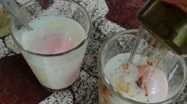 Ağır çekim rafadan yumurta ve vintage kahve Tay tarzı kahvaltı gıda Tay sokak gıda pazarı veya Tay vintage tarzı kafe restoran Tayland Satılık