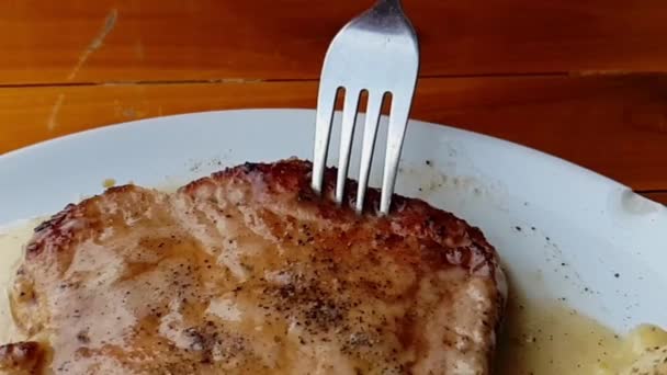 Медленное Движение Мяса Стейк Говядина Свинина Стейк Пюре Белом Блюде — стоковое видео