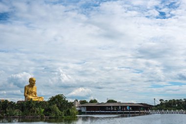 Phra Nakhon Si Ayutthaya, Tayland - 23 Haziran 2017: Luang Pu Thuat heykeli bir ibadet Wat Wachira Thammaram tapınak veya Puttha Utthayan Maharat en büyük bir heykel vardır
