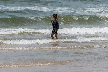 Chanthaburi, Tayland - 9 Temmuz 2017: Kimliği belirsiz Asyalı insanlar seyahat ve eğlence ile ve mutlu denizde Kung Wiman Beach oynarken. Doğal plaj altın kum küçük bir streç featuring.