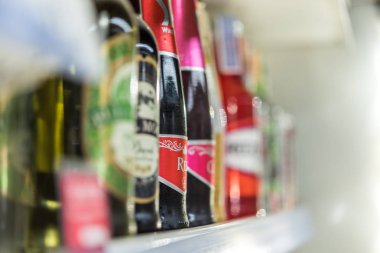 Bangkok, Tayland - 19 Ağustos 2017: Birçok türde şarap ve alkol ürünleri Satılık süpermarket açık günlük içki