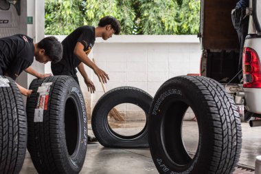 Bangkok, Tayland - 31 Ağustos 2017: Tanımlanamayan araba tamircisi veya asker sökme ve bir araç deneme Krom Jant Düzeltme için alaşım ve araba garaj veya tamir dükkanında süspansiyon sorunu onarmak
