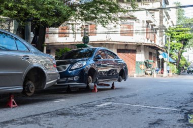 Bangkok, Tayland - 1 Eylül 2017: Tanımlanamayan araba tamircisi veya tamircisi araba alaşımlı krom tekerleği tamir ve onarım sorununu kontrol ediyor