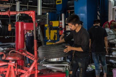 Bangkok, Tayland - 1 Eylül 2017: Tanımlanamayan araba tamircisi veya tamircisi araba alaşımlı krom tekerleği tamir ve onarım sorununu kontrol ediyor