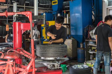 Bangkok, Tayland - 1 Eylül 2017: Tanımlanamayan araba tamircisi veya tamircisi araba alaşımlı krom tekerleği tamir ve onarım sorununu kontrol ediyor