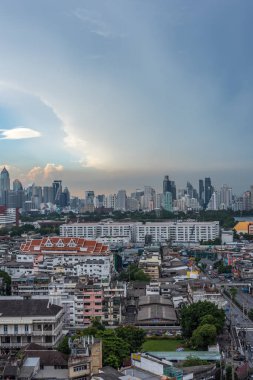Bangkok, Tayland - 25 Mayıs 2018: Cityscape ve bina şehir Bangkok gökdelen gökyüzünden fırtına bulutları. Başkenti ve en kalabalık şehir Tayland Bangkok olduğunu.