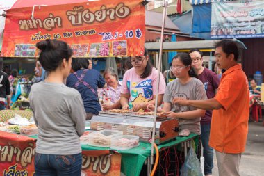 Ang Thong, Tayland - 11 Ağustos 2018: tanımlanamayan Şef bir Mala yemek biber sosu ve Çin sıcak baharatlı bitki (Sichuan biber) Satılık ile ızgara et (Dana eti, domuz eti, tavuk veya mantar) olduğunu